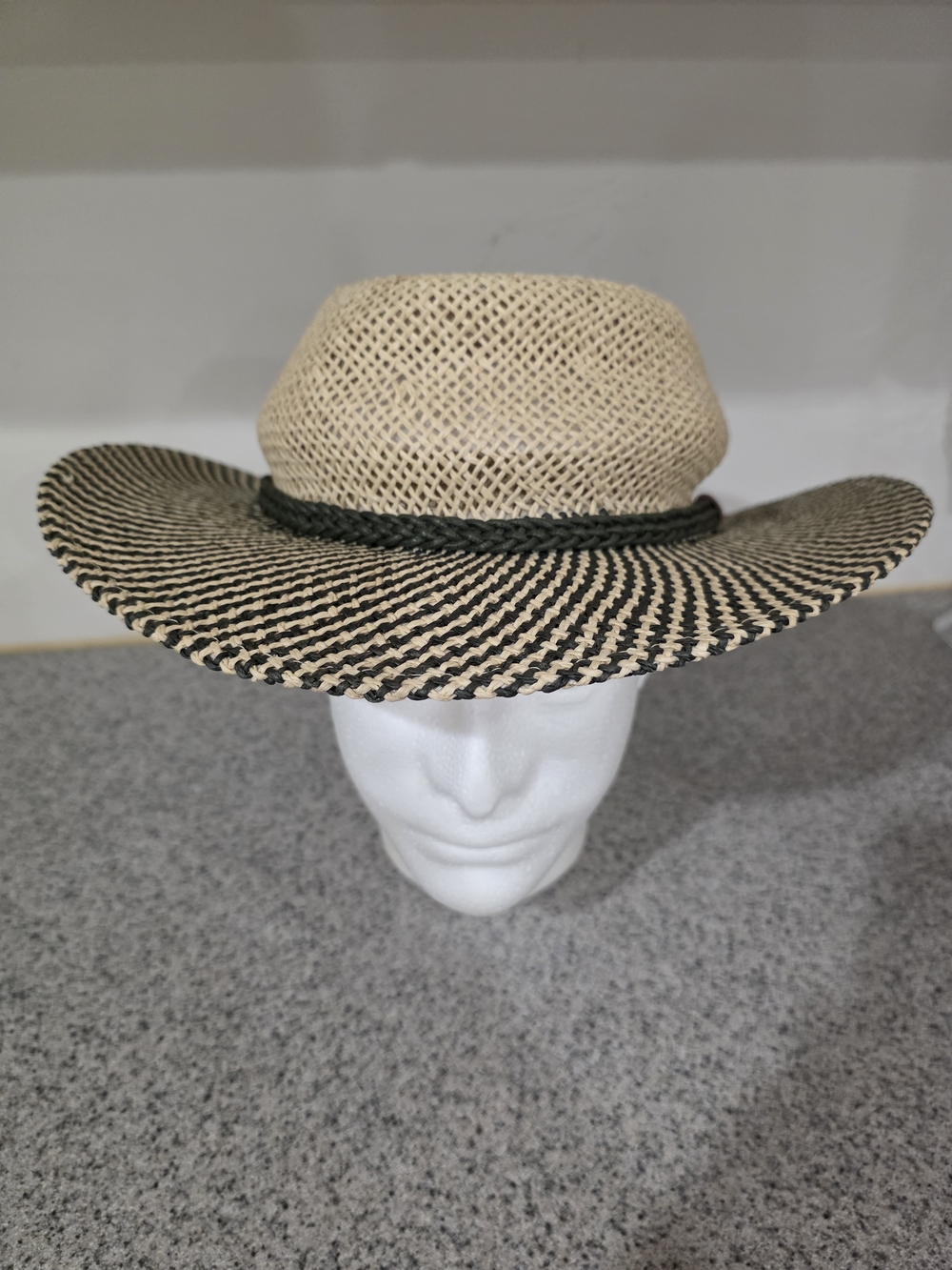 Men's Two-Tone Straw Outback Hat - Natural & Black